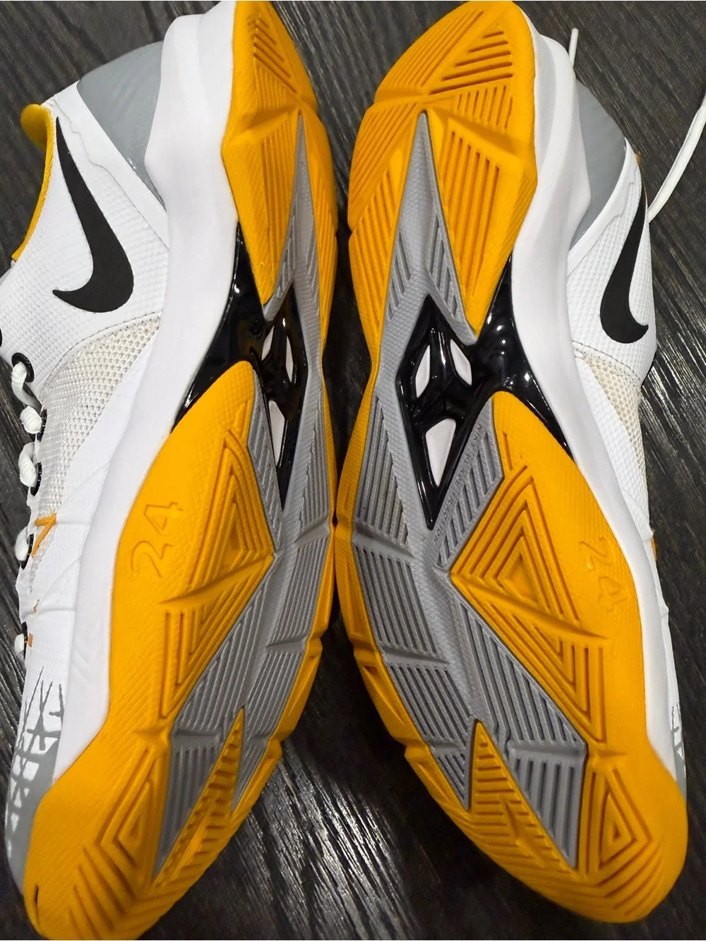 Nike Zoom Kobe Venomenon 4 White University Gold size 8.5
